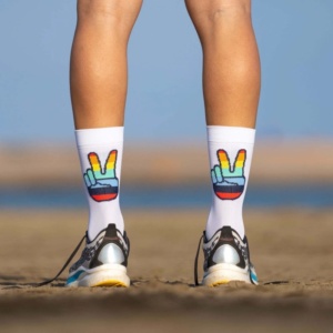 sporcks_running_socks_hands_up_3