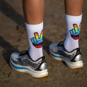 sporcks_running_socks_hands_up_5